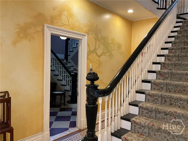 920 E Victory Dr — Photo 16