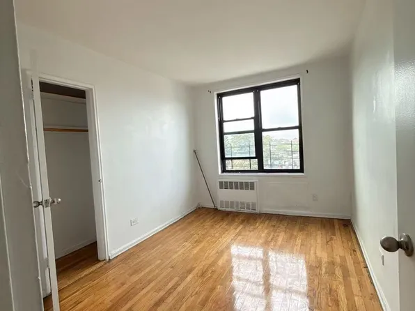 140-15 Holly Avenue image 2 of 6