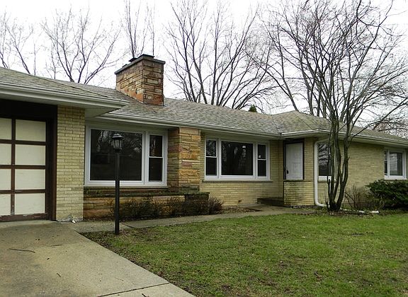 3rd image of 922 Oakdale Dr