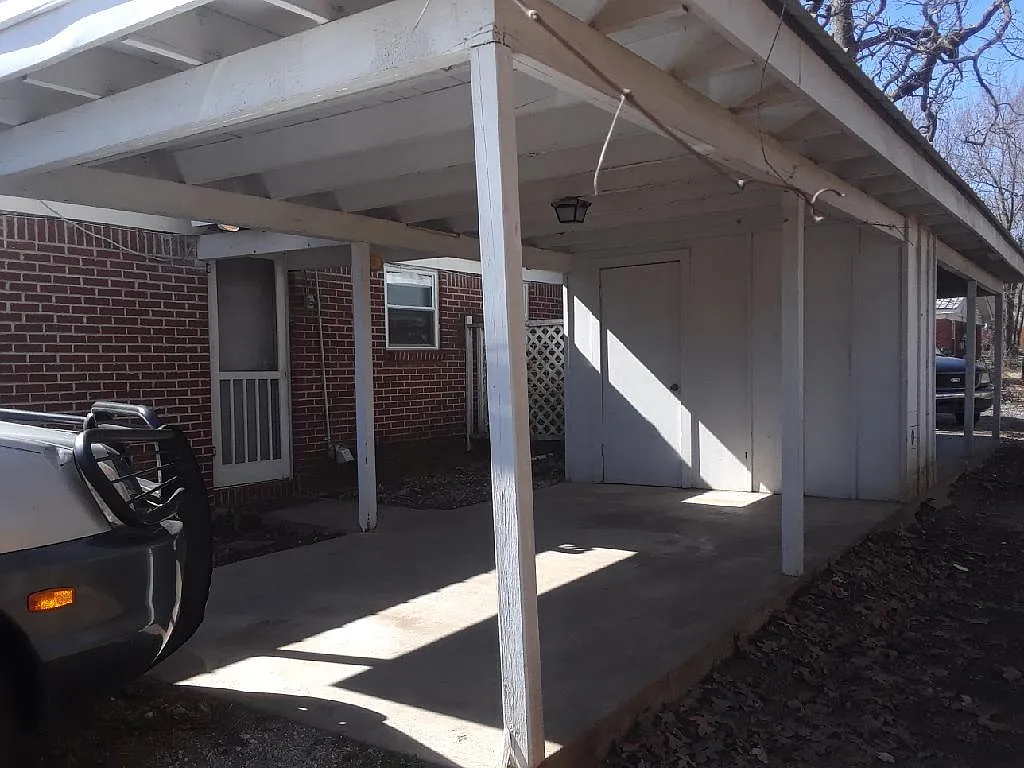 1305 N Leverett Ave — Photo 3