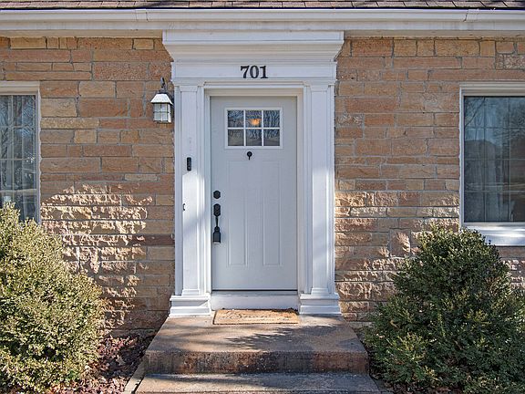 3rd image of 701 N Vine St