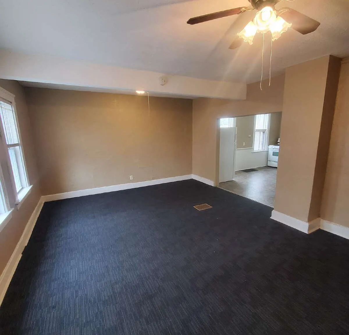 Studio, 1.0 bath, $895 — Photo 4