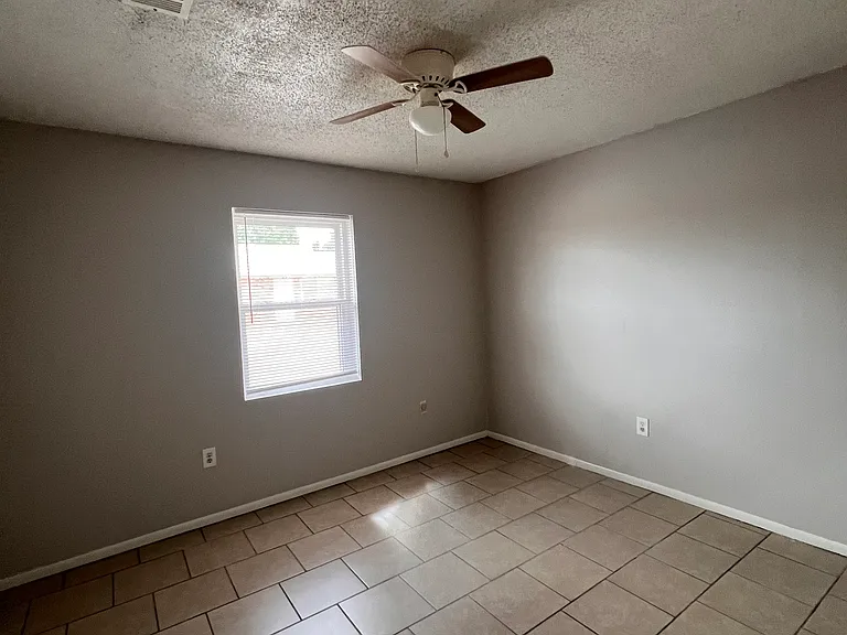 1605 University Pkwy #11 — Photo 8