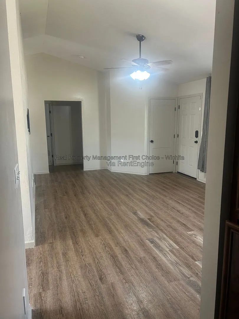 6 bed, 3.0 bath, 2401 sqft, $2,600 — Photo 2