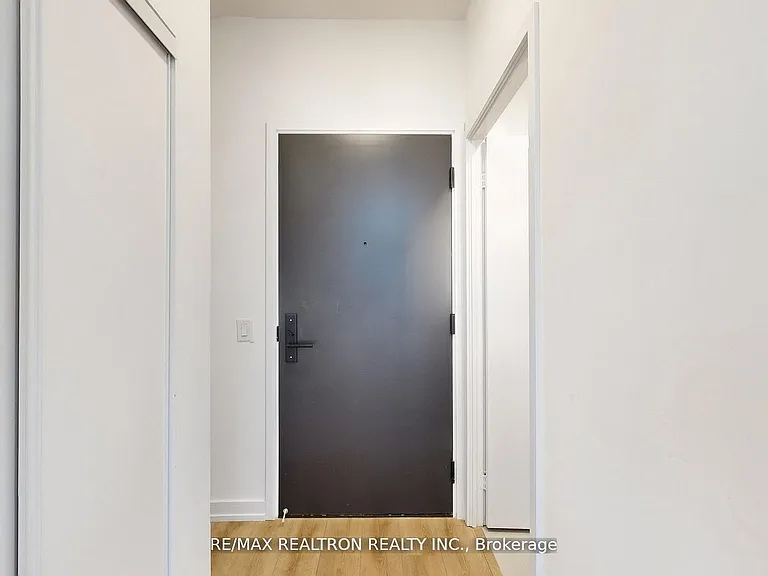 500 Dupont St #301 — Photo 12