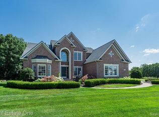 523 Wynstone Cir N, Oakland, MI 48363