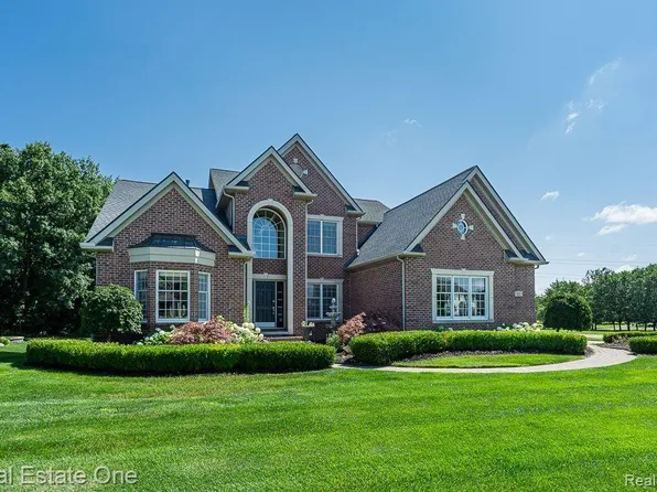 523 Wynstone Cir N, Oakland, MI 48363