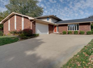 12 Devon Rd, Bloomington, IL 61704