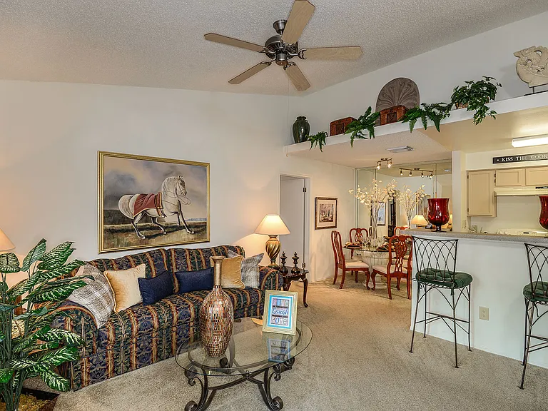 Colonial Pointe Apartments — Photo 16