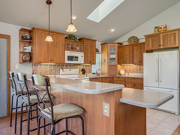 3rd image of 889 River Dr SW