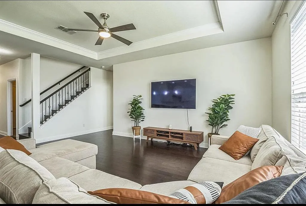 4 bed, 2.5 bath, 2766 sqft, $2,800 — Photo 3