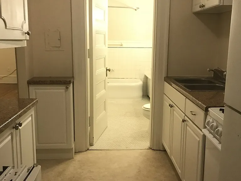 Castle Court Apartments - Midtown — Photo 26