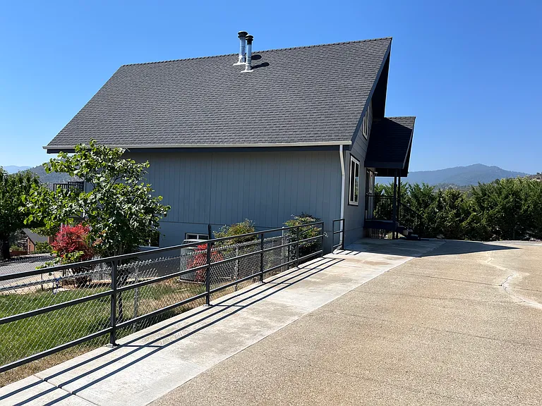 1411 Grizzly Ct — Photo 2