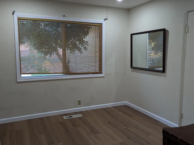 1013 Iris Ave — Photo 5