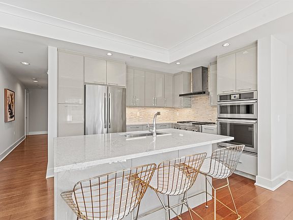 4th image of 150 Henley Pl APT 201