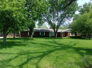 921 E 15th St, Christopher, IL 62822