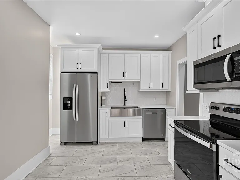 221 W Duffy St #A — Photo 14