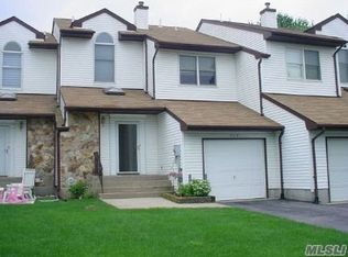 229 Camelot Ct, Islip, NY 11751