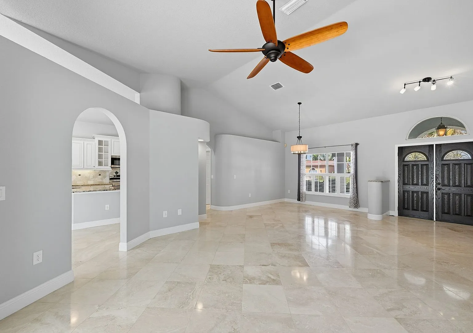 Gorgeous Executive Style pool home in Tarpon Springs! — Photo 4