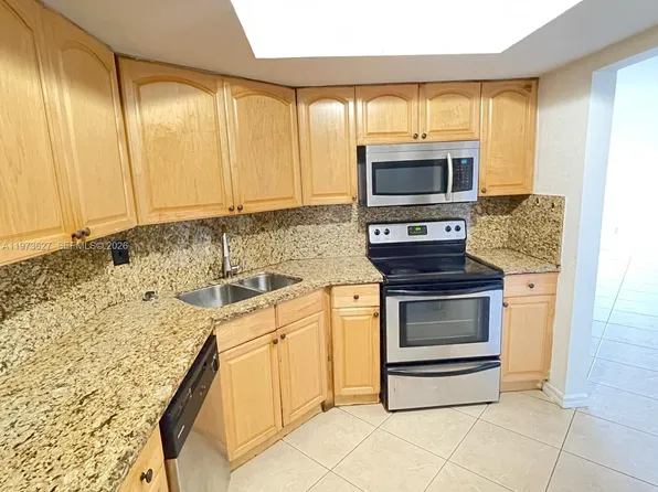 7410 SW 82nd St APT K202, Miami, FL 33143