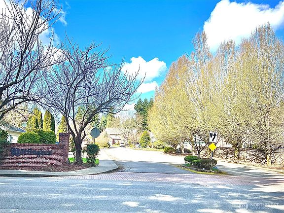 2nd image of 2222 Buckingham Drive SE