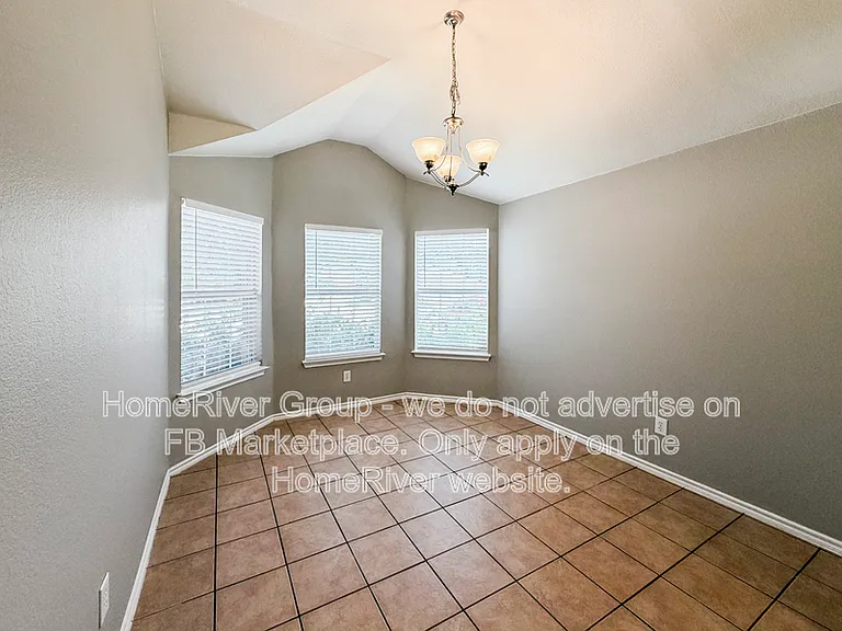 1102 Oak Hollow Ln — Photo 7