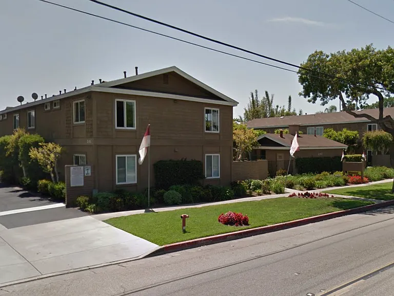 Sunset House Apartments — Photo 44