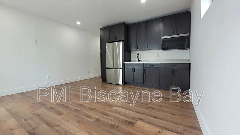 2 bed, 1.0 bath, $2,100 — Photo 3