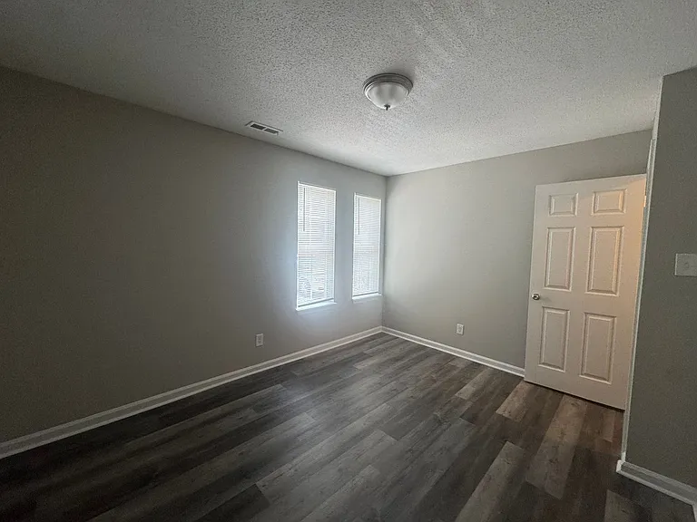 622 Raynor St — Photo 9