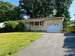 17 Highland Rd, Oak Ridge, NJ 07438