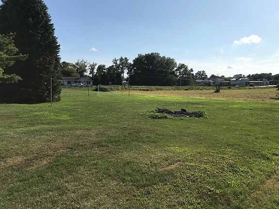 Large yard w/ Firepit