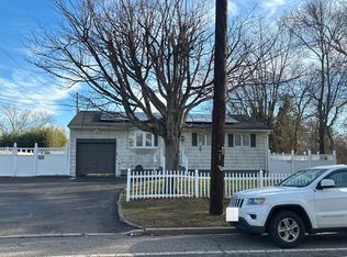 1701 Manatuck Blvd, Bay Shore, NY 11706