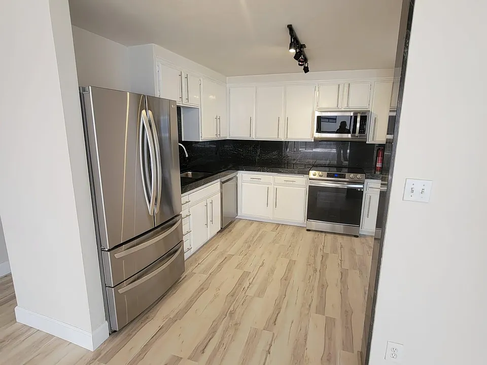 Kitchen with brand new LG/Samsung appliances purchased this September