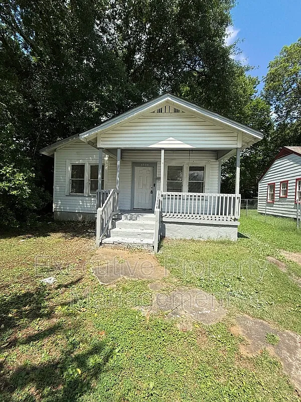 3 bed, 1.0 bath, 1119 sqft, $1,200 — Photo 1