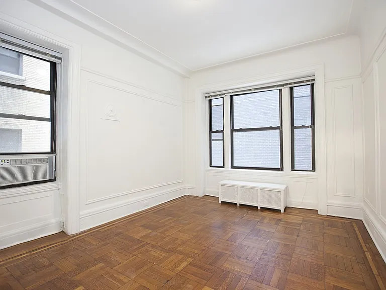 200 W 54th St #1B — Photo 3