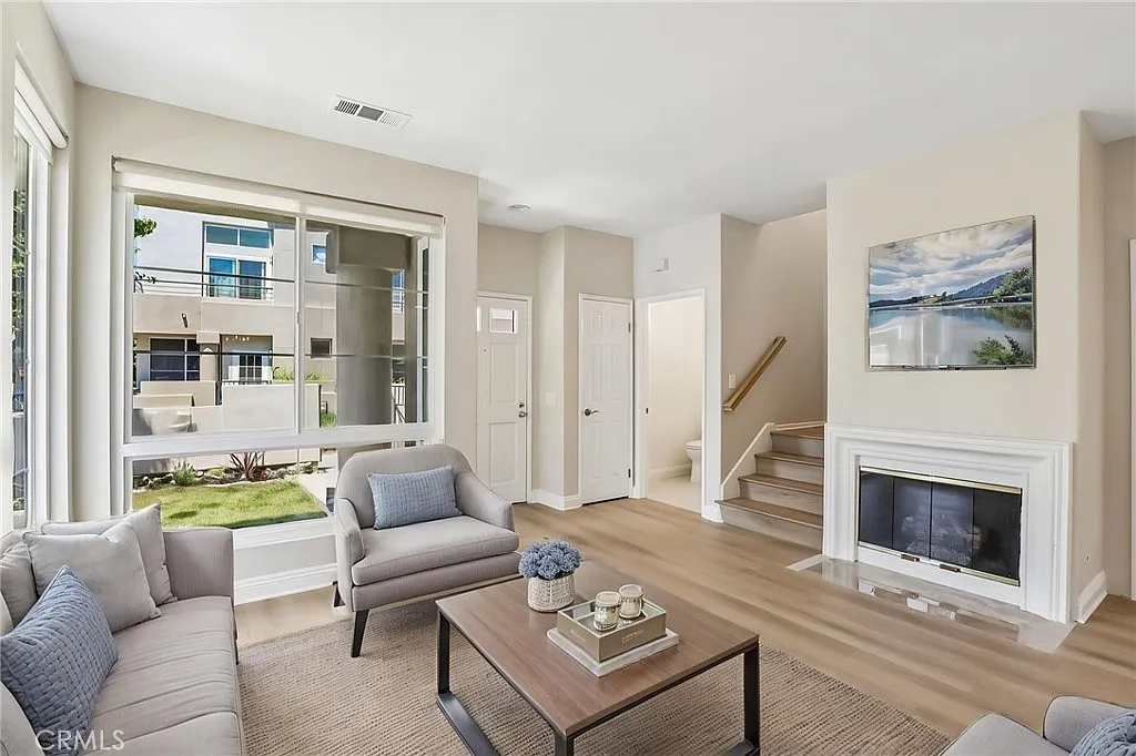 3 bed, 2.5 bath, 1499 sqft, $4,795 — Photo 3