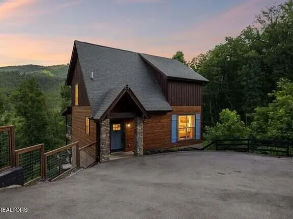 817 Pine Top Ln, Gatlinburg, TN 37738