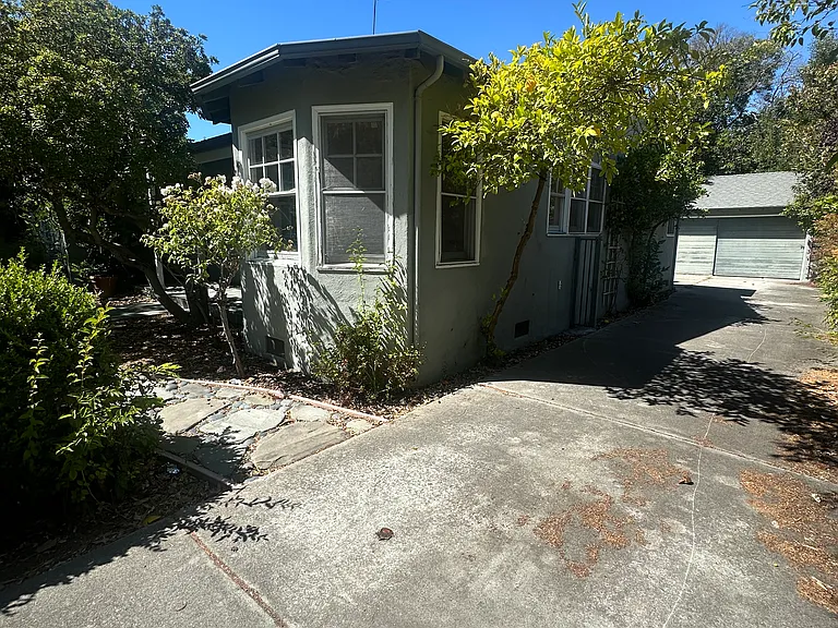 1613 Mariposa Ave — Photo 2