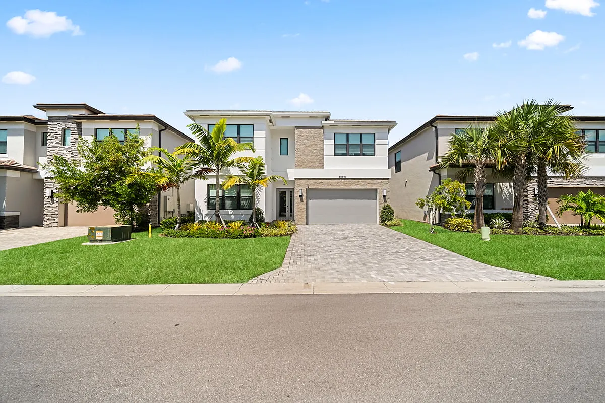 5 bed, 4400 sqft, $6,900 — Photo 1