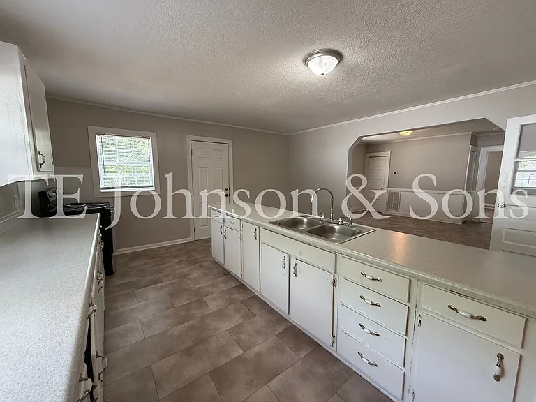 526 Chandler St — Photo 16