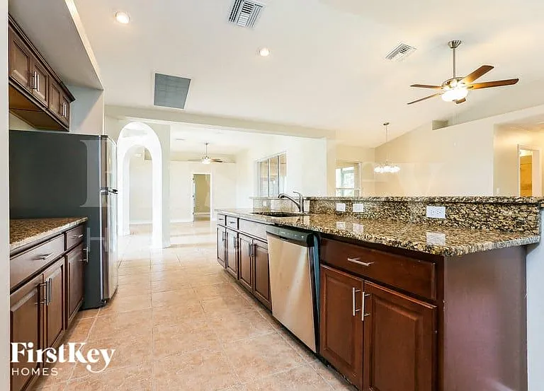 713 McKinley Ave — Photo 8