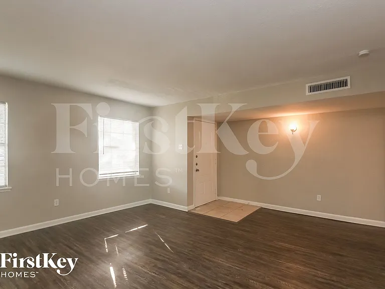 6217 Pine St — Photo 2
