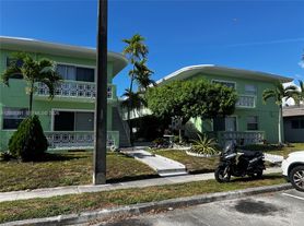 2072 NE 169th St, North Miami Beach, FL