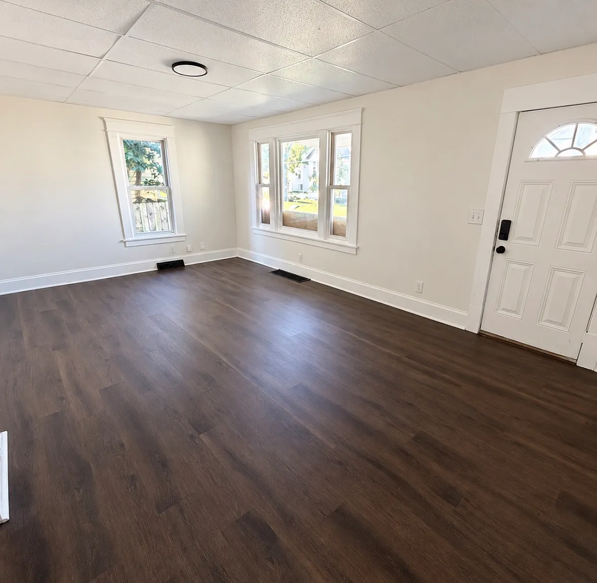 3 bed, 900 sqft, $1,200 — Photo 1