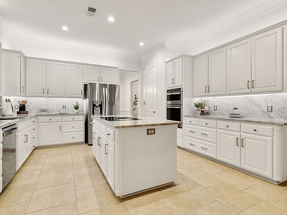 3rd image of 5 Meadowbrook Cir