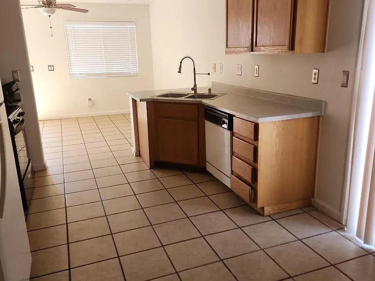 9914 Keephills St — Photo 32