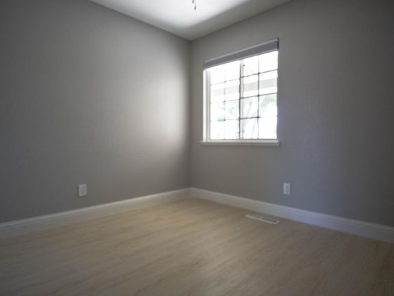 5th image of 4893 Montreal Dr