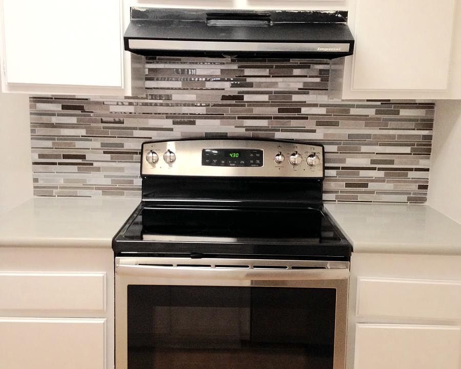 Appliances include stove, refrigerator, dishwasher