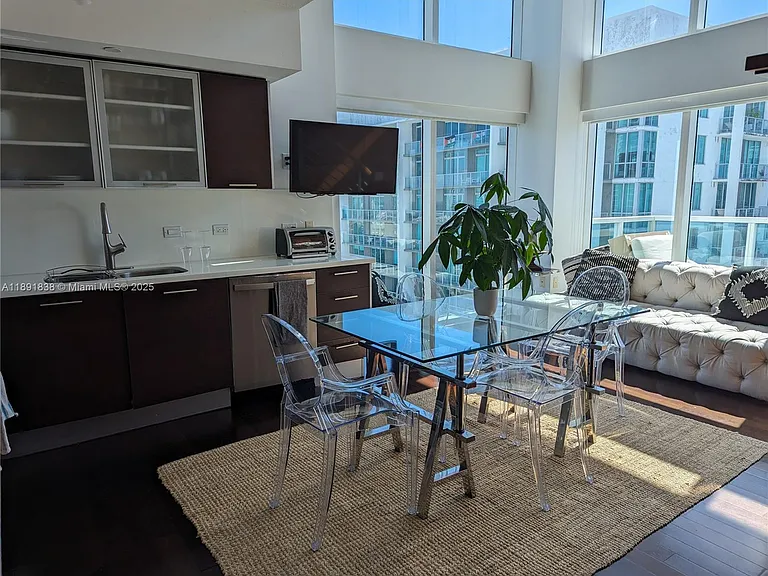 41 SE 5th St #2302 — Photo 3