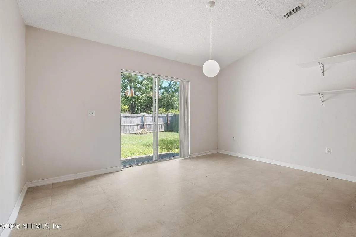 3 bed, 2.0 bath, 1300 sqft, $1,750 — Photo 4